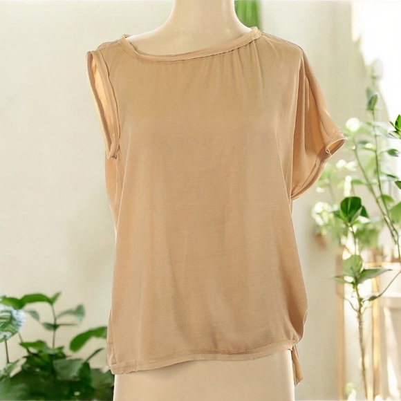 BCBGMaxAzria Tops - BCBGMaxAzria Short Sleeve Blouse in Tan Size XS